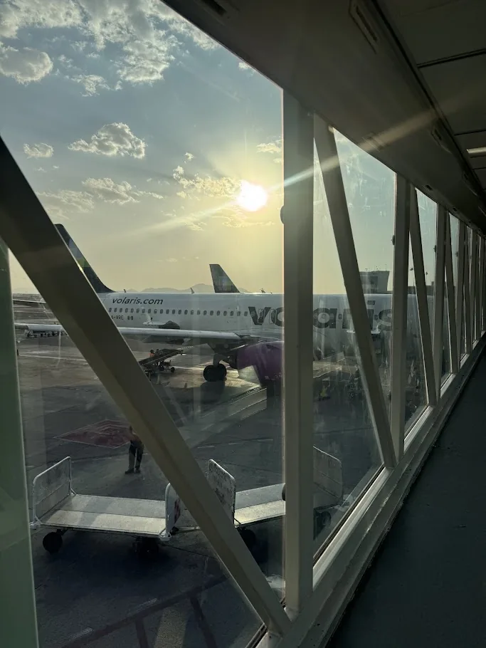 Pasarela acristalada del aeropuerto, trabajo documentado por HIGHTECH.