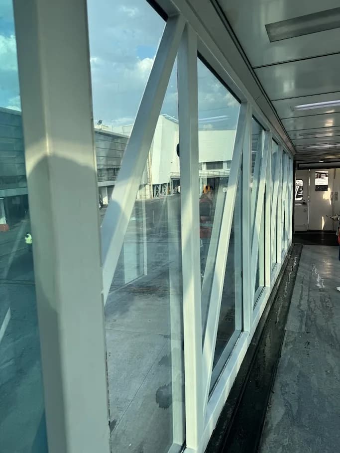 Segunda vista de la pasarela acristalada del aeropuerto, trabajo documentado por HIGHTECH.