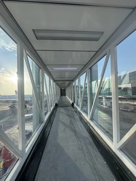 Interior de la pasarela acristalada del aeropuerto, trabajo documentado por HIGHTECH.
