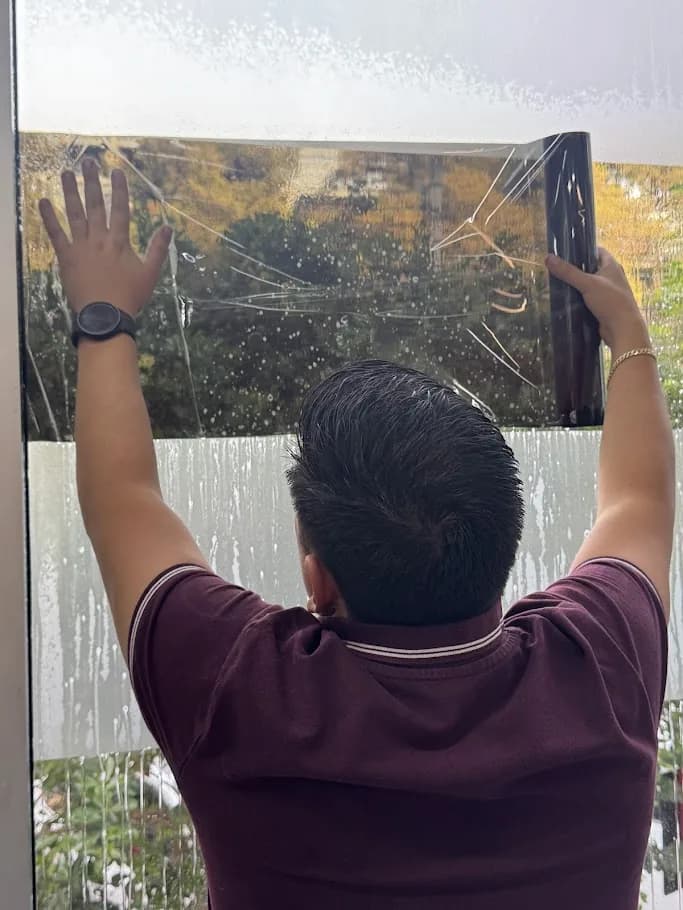 Instalación de película en los cristales de un showroom automotriz, trabajo documentado por HIGHTECH.