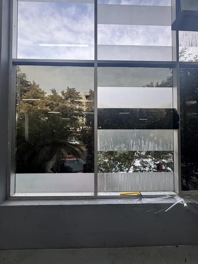 Ventanal de un showroom automotriz con la película ya instalada, trabajo documentado por HIGHTECH.