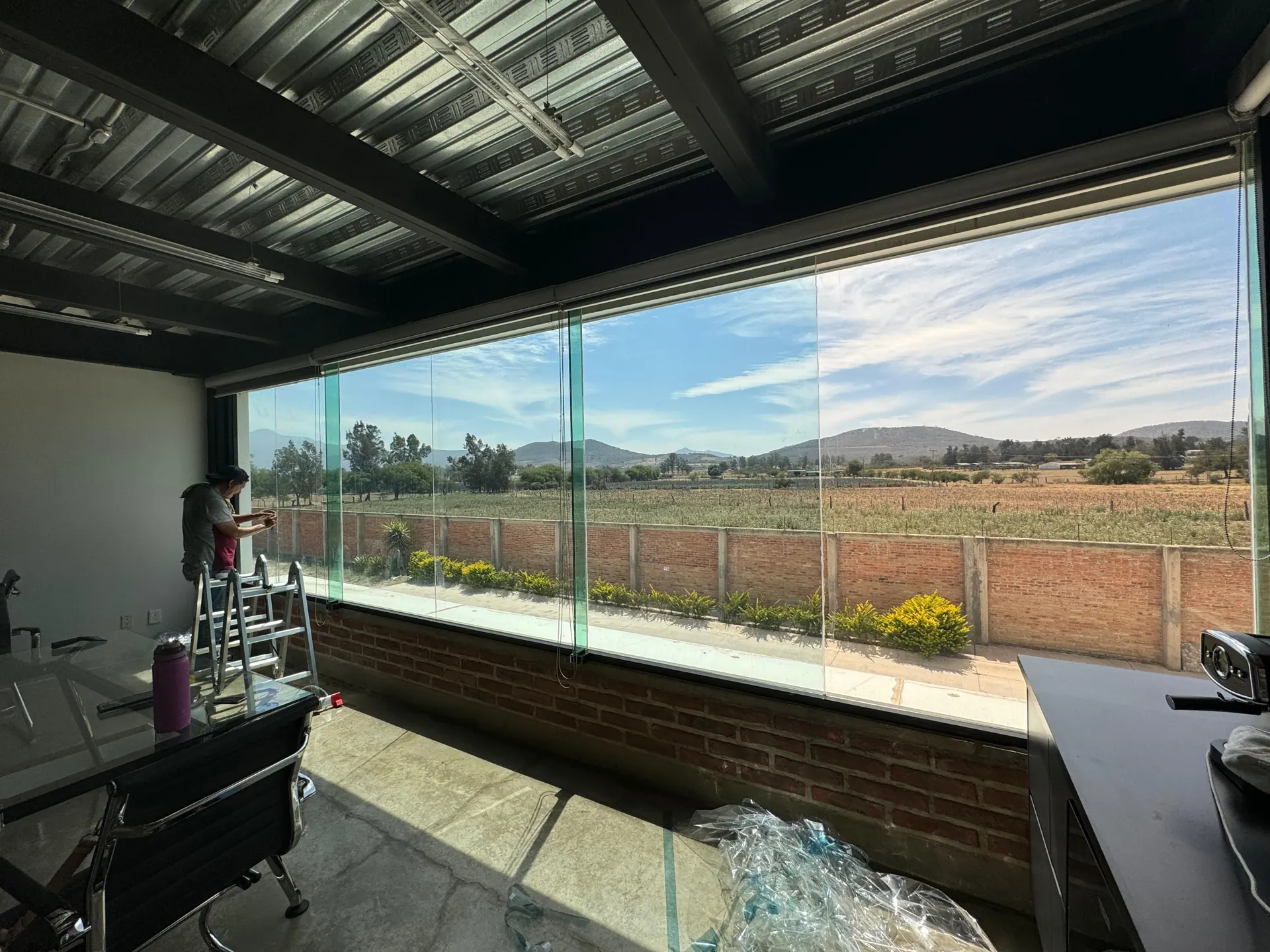 Ventanal panorámico en un espacio comercial, trabajo documentado por HIGHTECH.