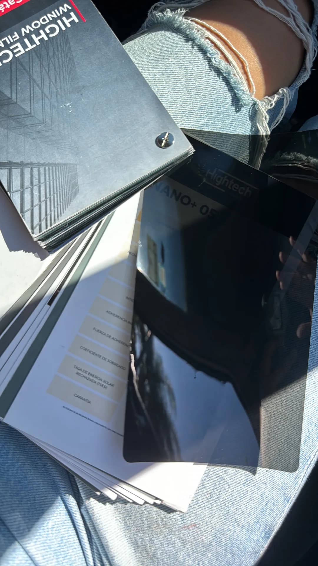 Muestrario de películas para ventana HIGHTECH con una muestra oscura sobre las fichas técnicas.