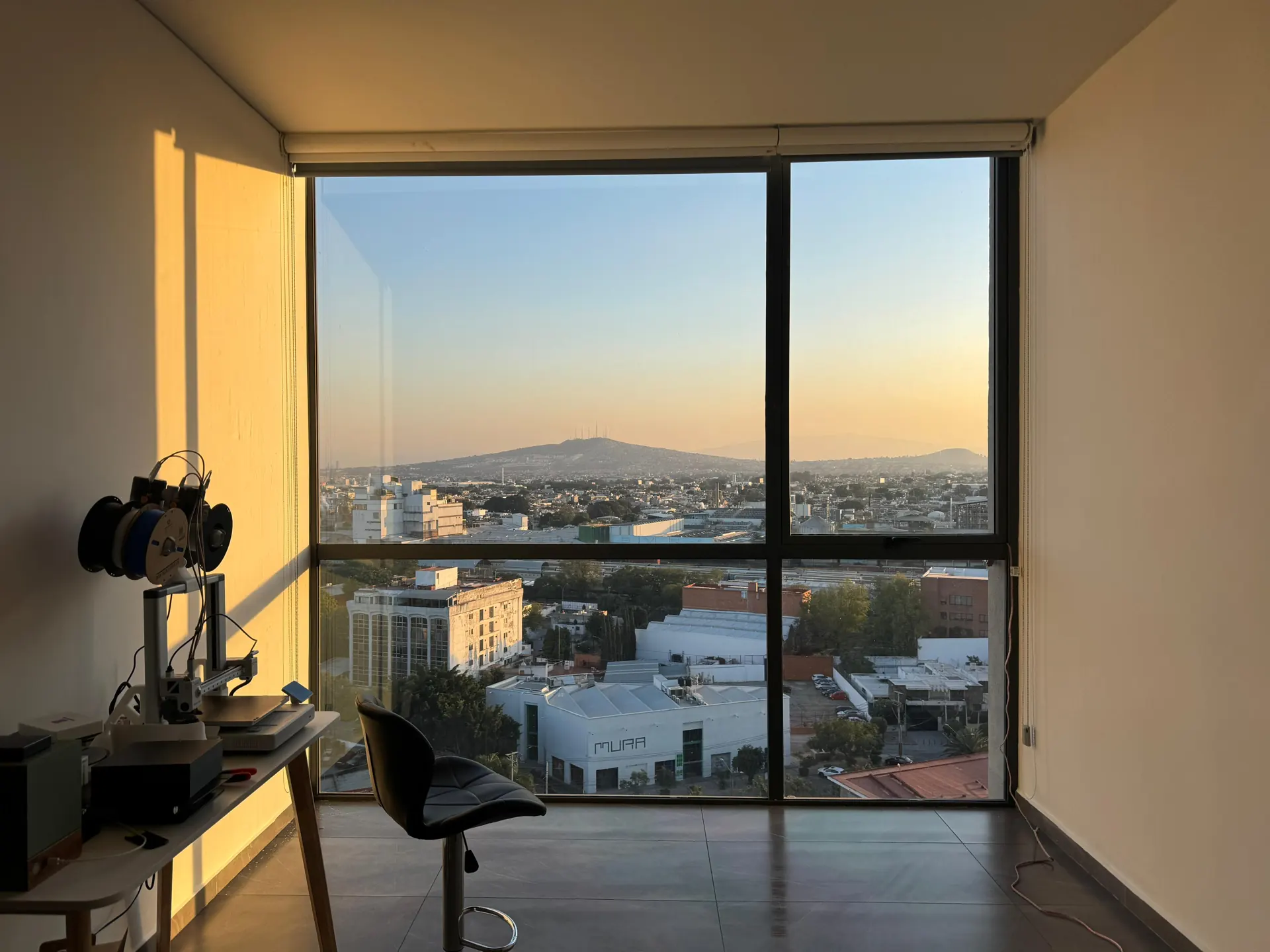 Ventanal residencial al atardecer, trabajo documentado por HIGHTECH.