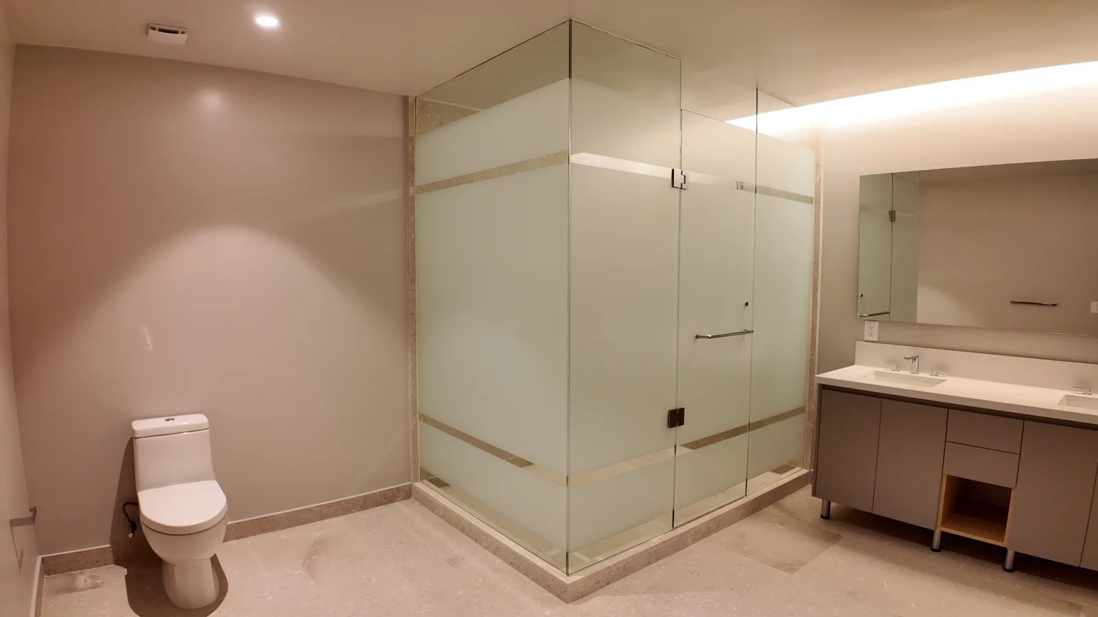 Cristal con acabado esmerilado en un baño residencial, trabajo documentado por HIGHTECH.