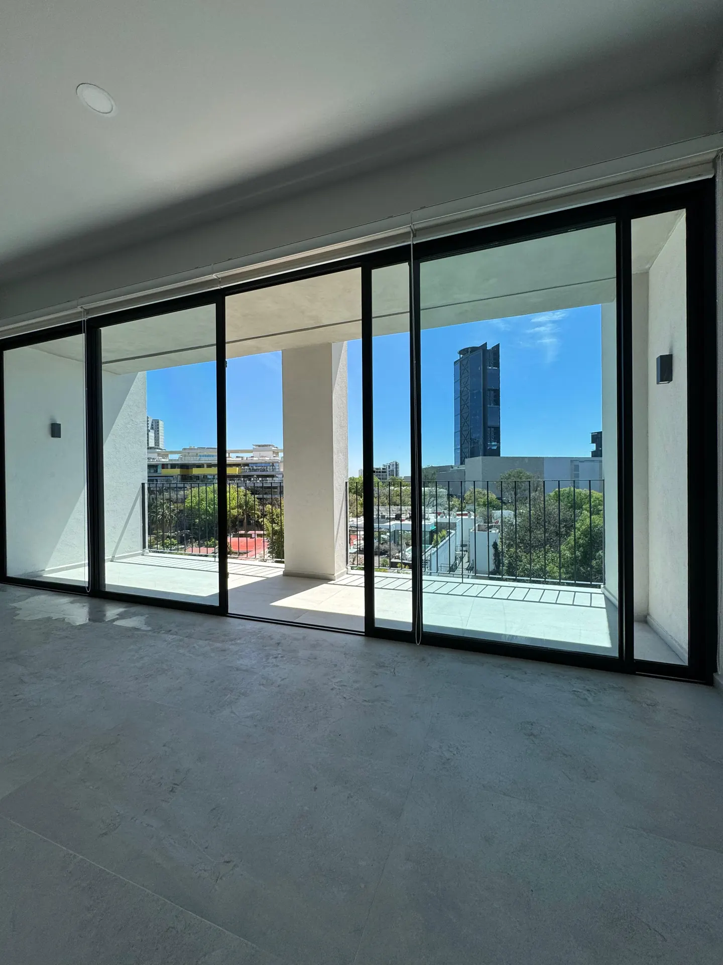Cancel de cristal en una terraza residencial, trabajo documentado por HIGHTECH.