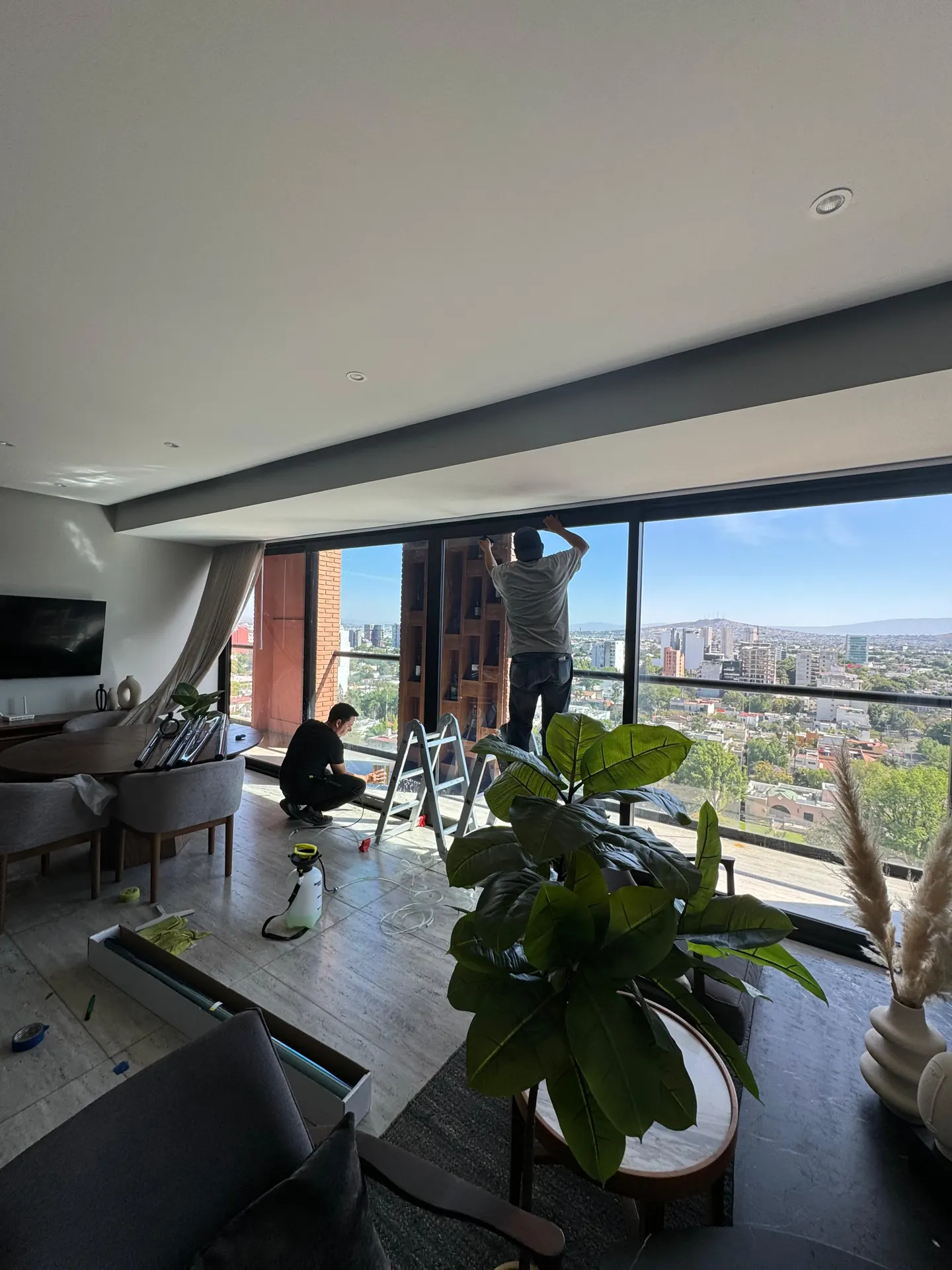 Instalación de película en las ventanas de un departamento, trabajo documentado por HIGHTECH.