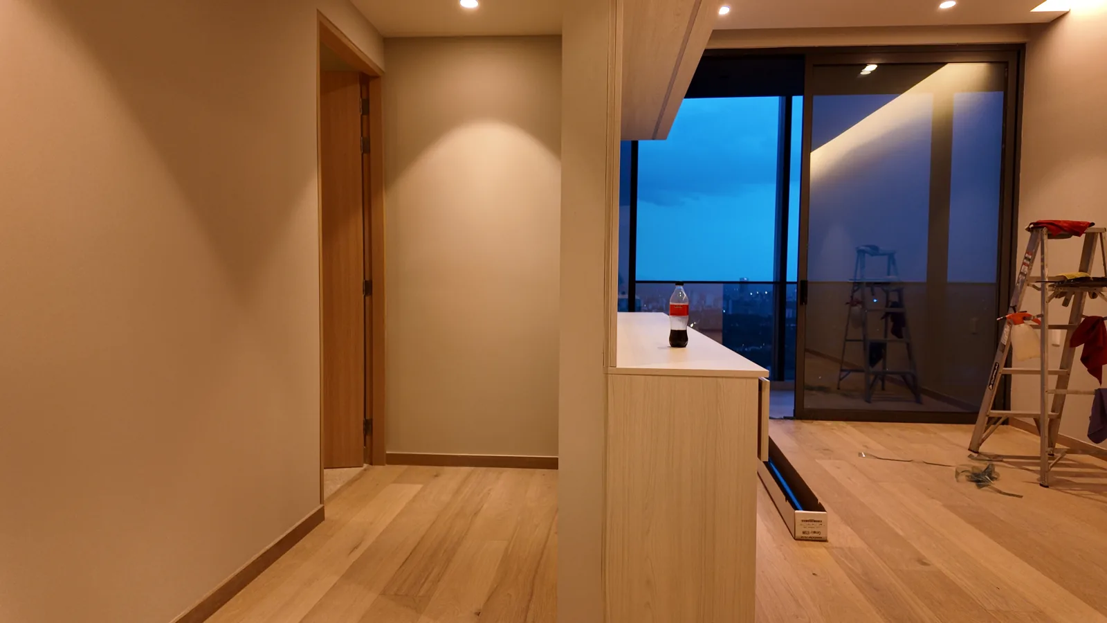 Instalación de película en un cristal residencial, trabajo documentado por HIGHTECH.