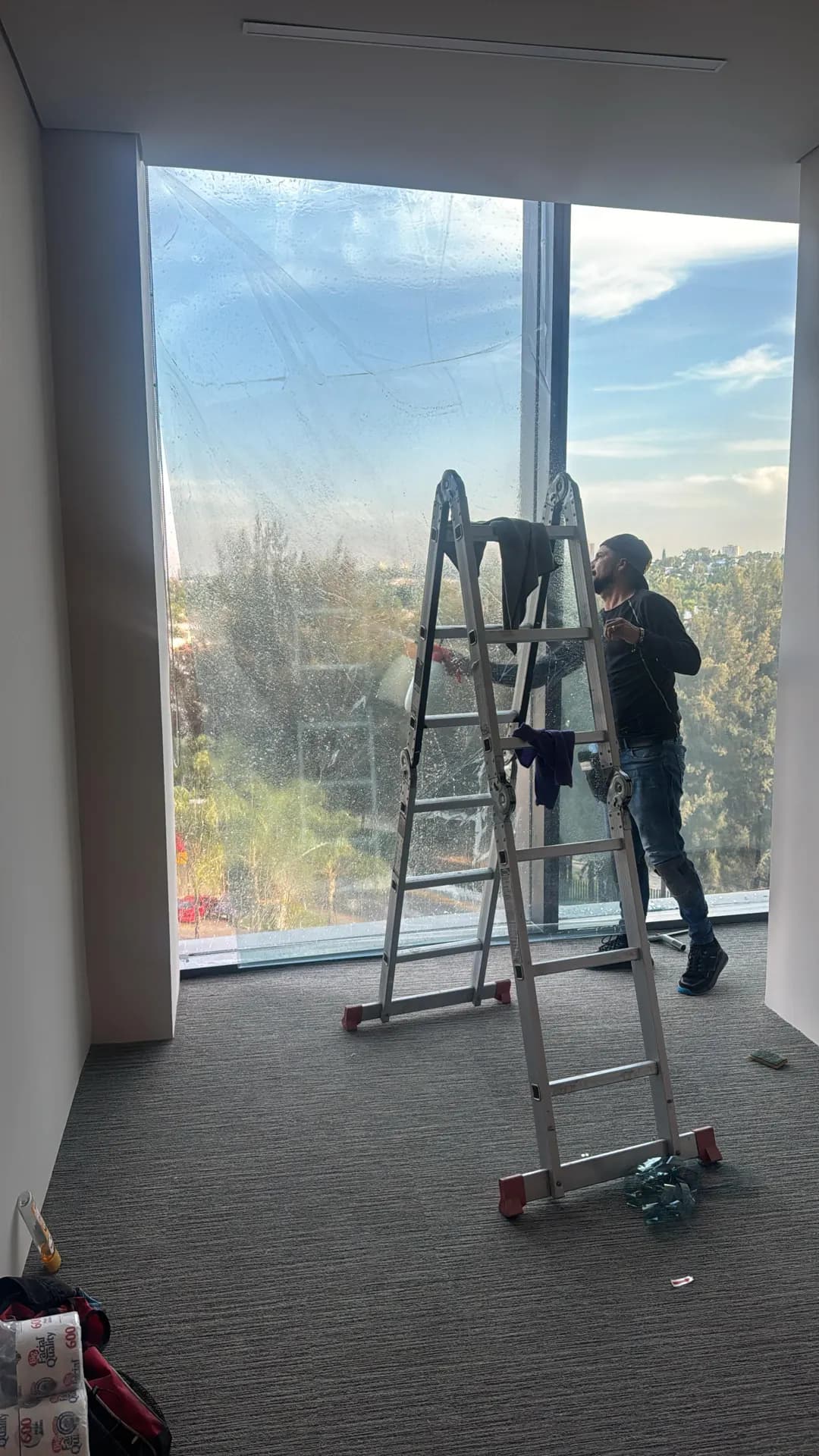 Instalación de película en un cristal de gran altura, trabajo documentado por HIGHTECH.