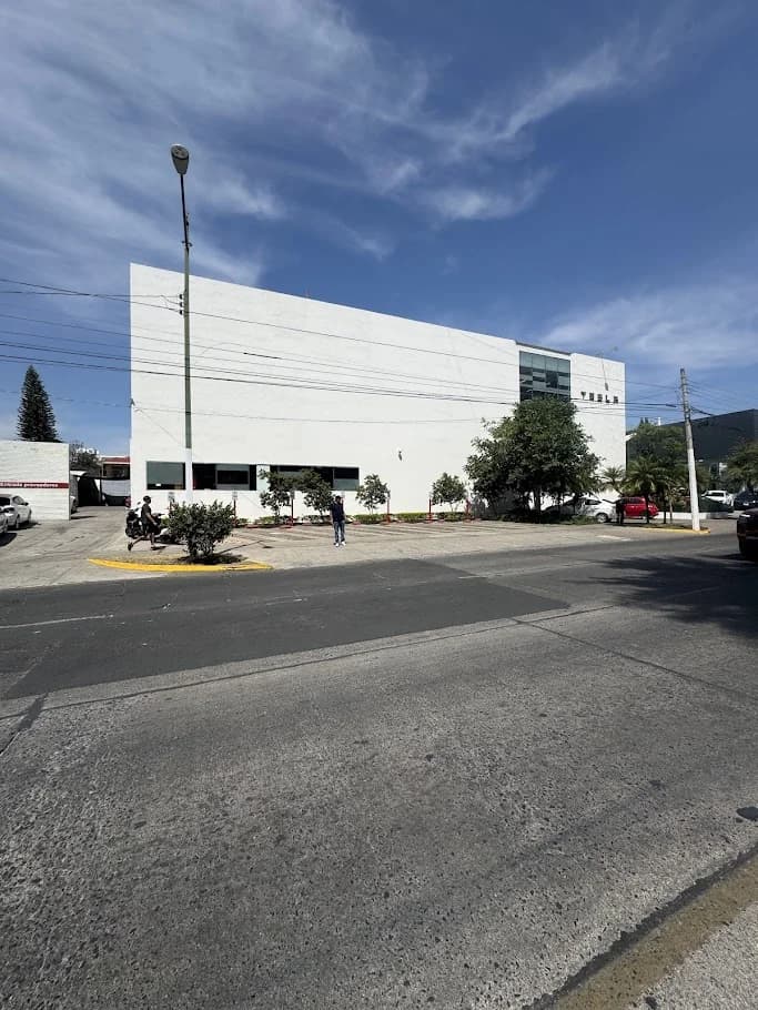 Exterior de la agencia Tesla en Guadalajara con película nanocerámica HIGHTECH en tono 5.