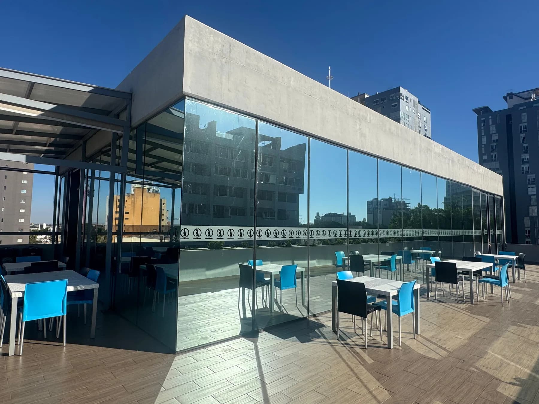 Fachada de un edificio con cristal de apariencia reflejante.