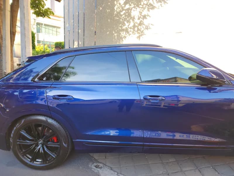 SUV azul con polarizado en ventanas laterales.