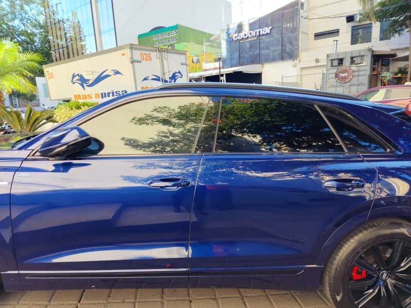 SUV azul con polarizado en ventanas laterales.