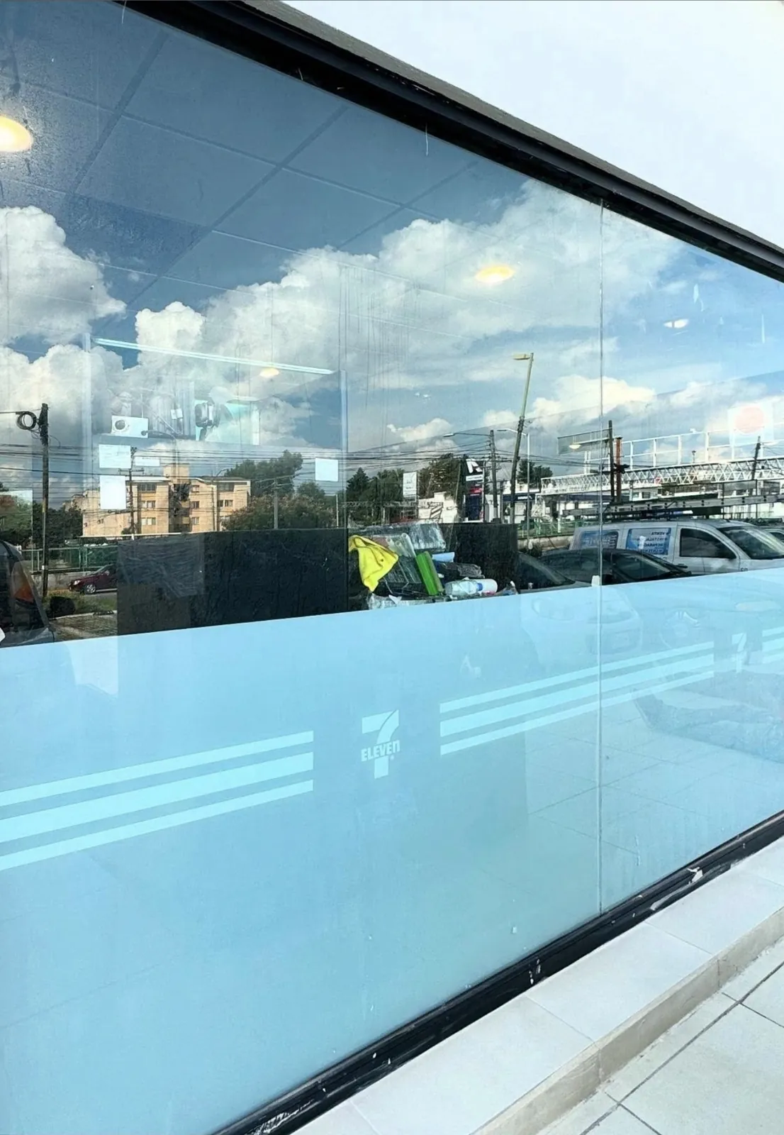 Fachada de una tienda de conveniencia con cristal de tono azulado por la película nanocerámica HIGHTECH en tono 75.